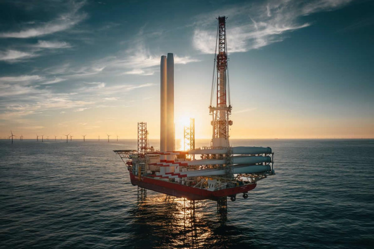 Das Ørsted-Installationsschiff im Sonnenuntergang