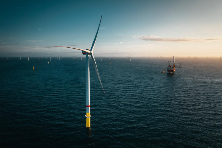 Eine Offshore-Windkraftanlage und das Ørsted-Installationsschiff