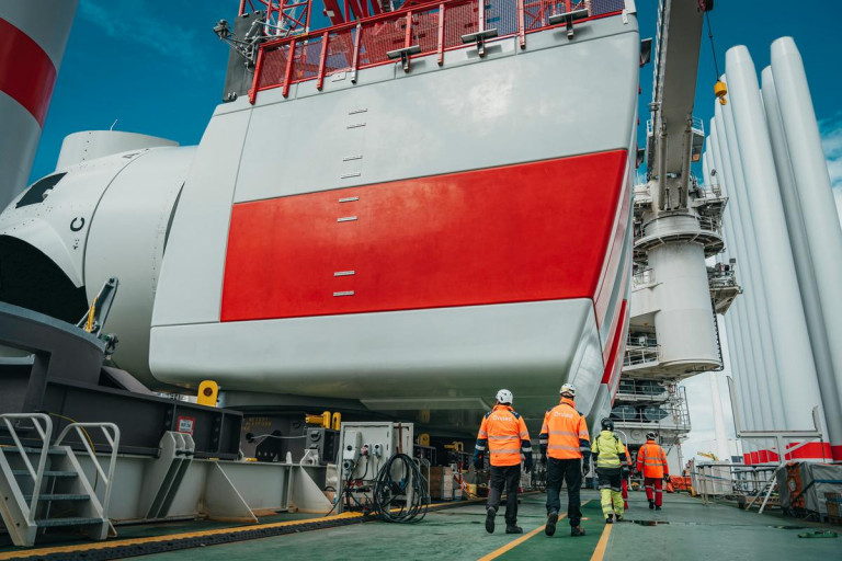 Turbine einer Offshore-Windkraftanlage auf dem Ørsted-Installationsschiff
