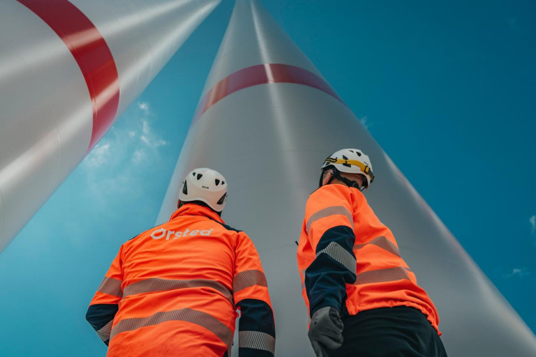 Stahlpfeiler auf dem Ørsted-Installationsschiff von unten