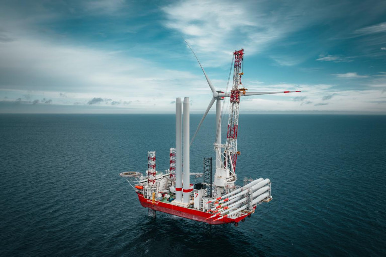 Die Installation einer Turbine für eine Offshore-Windkraftanlage