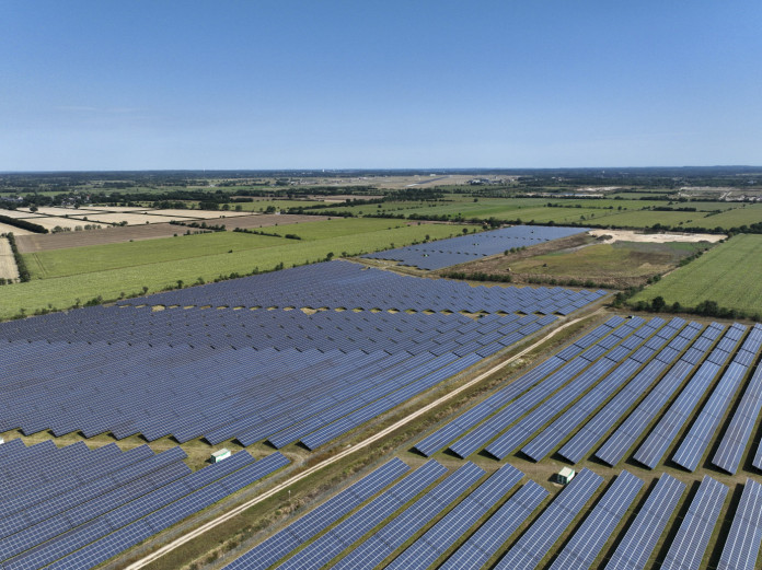 Energiekontor, EHA und dm setzen auf langfristige Grünstromlieferung aus Solarpark Kolitzheim-Herlheim