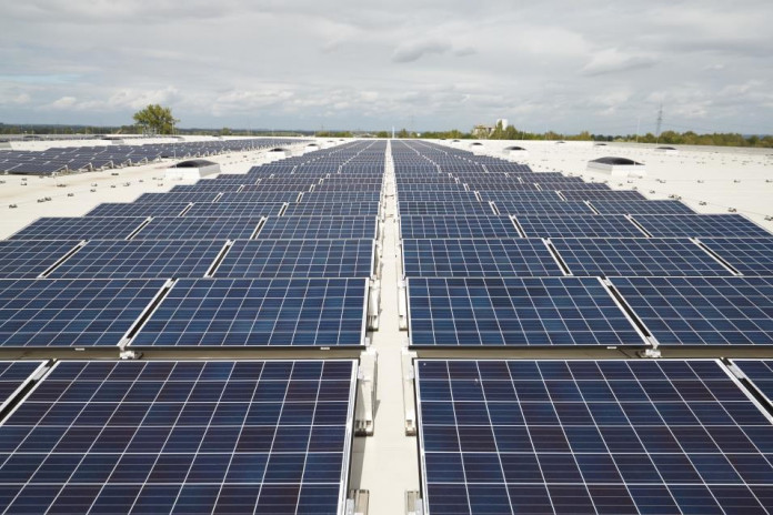 EHA baut Solarenergieanlage bei der REWE Group Fruchtlogistik