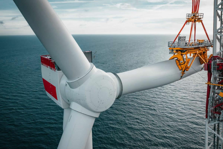 Die Installation eines Rotorblatts an die Turbine einer Windraftanlage