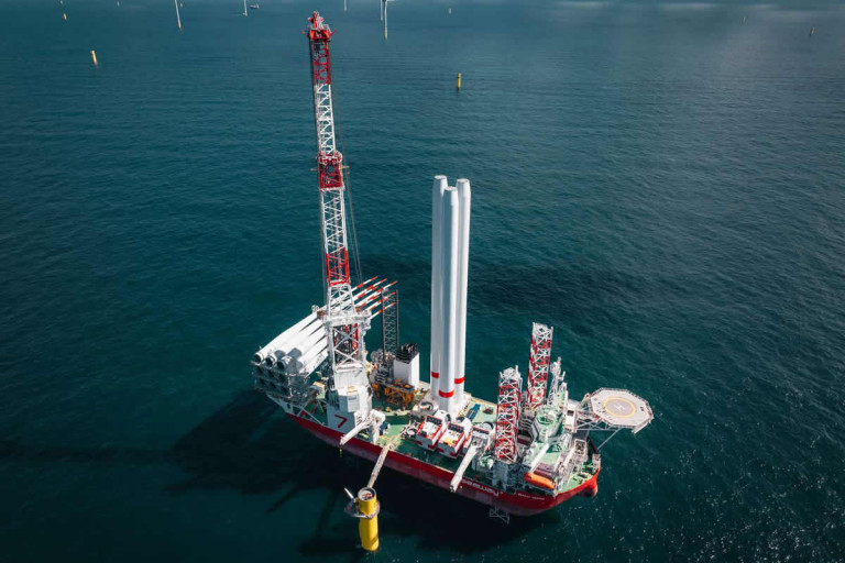 Der Aufbau einer Offshore-Windkraftanlage durch das Ørsted-Installationsschiff
