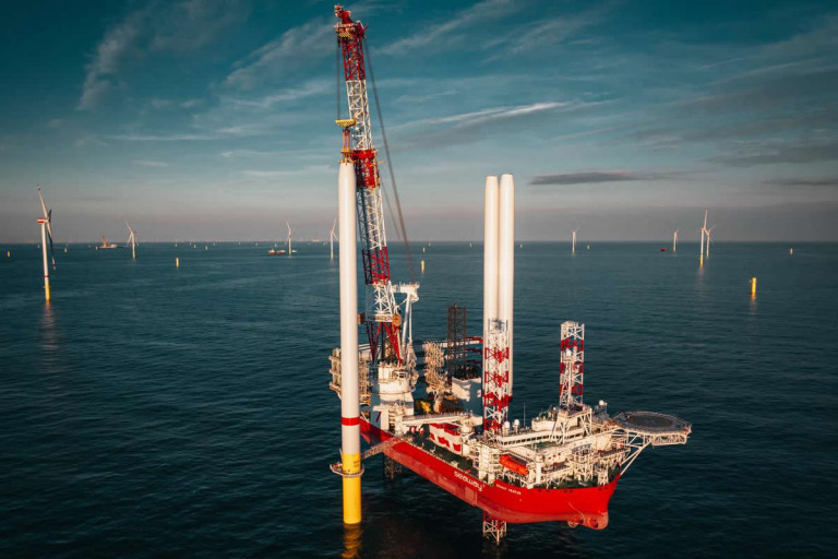 Die Installation eines Stahlpfeilers für eine Offshore-Windkraftanlage