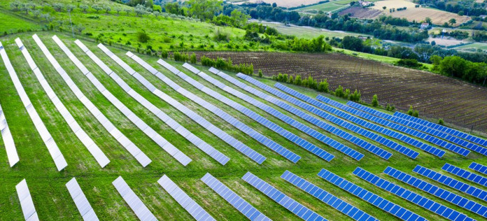 Grünstrom Photovoltaikanlage auf einer Grünfläche